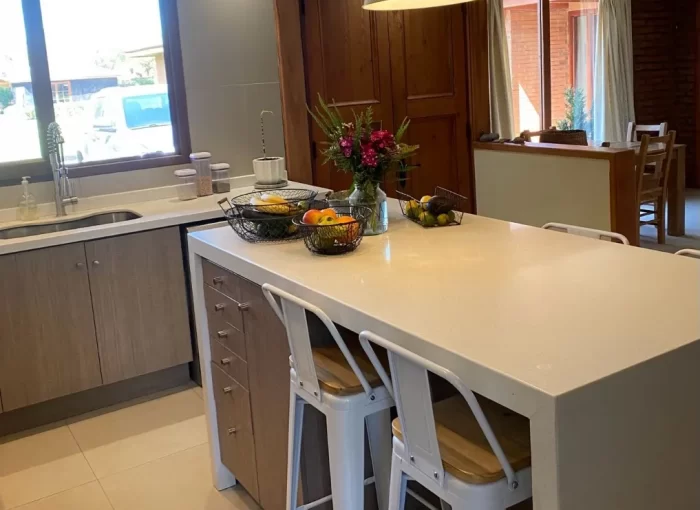 D_NQ_NP_2X_836899-MLC72898330364_112023-F-excelente-casa-380m2-condominio-algarrobo-de-batuco-lampa