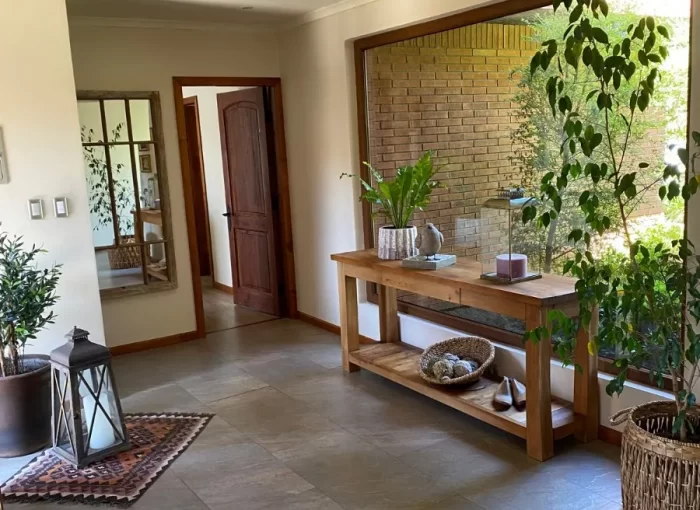 D_NQ_NP_2X_858487-MLC72976367413_112023-F-excelente-casa-380m2-condominio-algarrobo-de-batuco-lampa